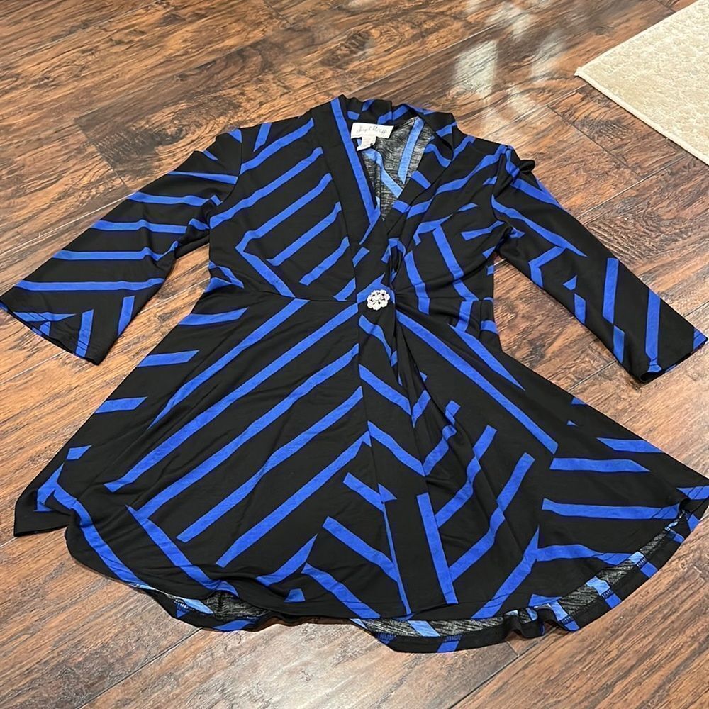 Joseph Ribkoff Surplice Blouse size 8 in EUC stand out‎ with this one
